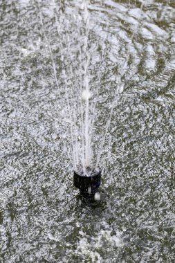 Çeşme var şelaleler genel parkta.