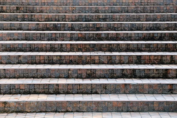 Chodnik po schodach, zbudowany z kamienia i betonu w widoku z przodu. — Zdjęcie stockowe