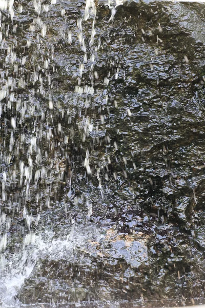 Искусственные водопады в общественном парке . — стоковое фото