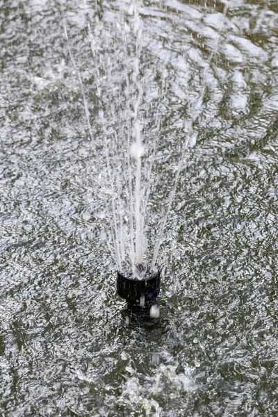 Fonte tem cachoeiras no parque público . — Fotografia de Stock