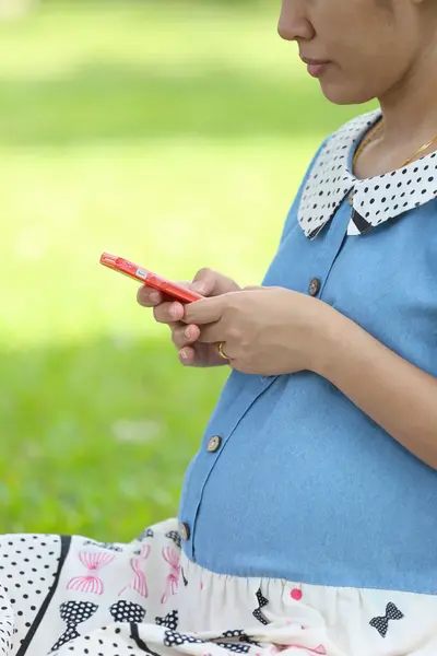 Schwangere suchen per Smartphone nach Informationen über — Stockfoto