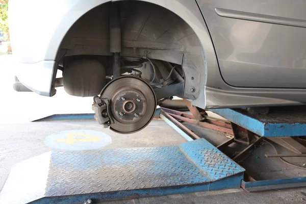 Cubo de rueda de un coche en reparación de los daños . — Foto de Stock