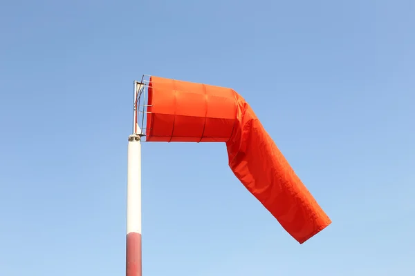 Calcetín de viento del equipo compruebe la dirección del viento soplar en el día —  Fotos de Stock