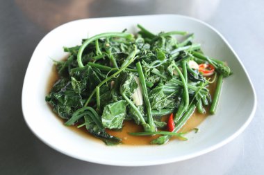 En iyi acı salatalık veya Balsum armut puf w üzerinde tabak, ağaç