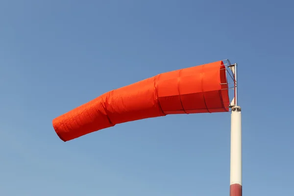 Calcetín de viento del equipo compruebe la dirección del viento soplar en el día —  Fotos de Stock