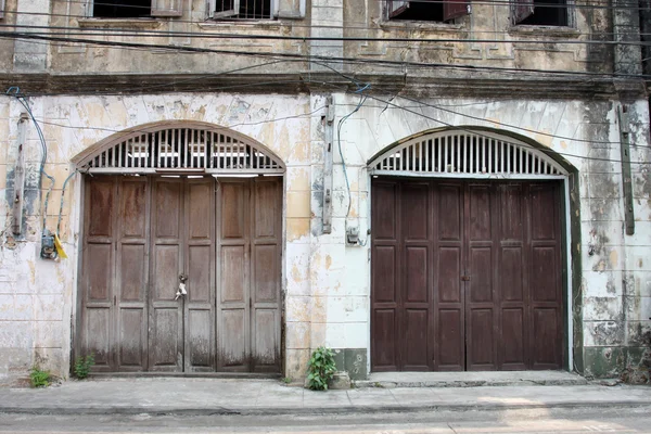 Puertas de madera tradicionales del antiguo edificio . — Foto de Stock