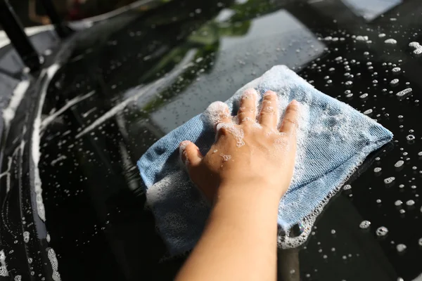 Donne mano in Lavare un'auto con panno in microfibra . — Foto Stock