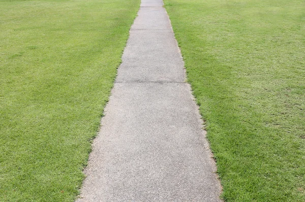 Eine Passage im Hinterhof mit grünem Gras. — Stockfoto