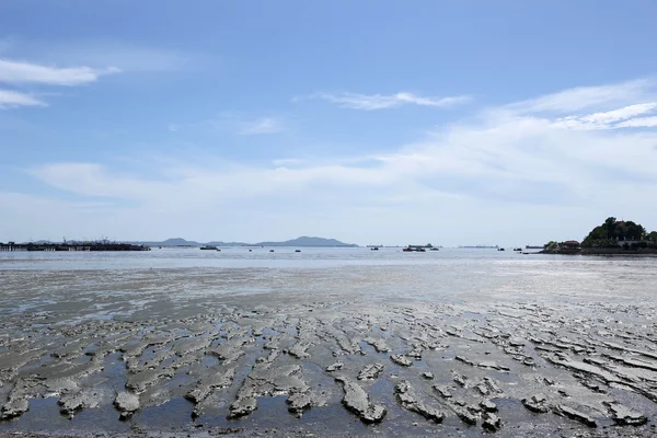 Costa do mar na cidade de Sriracha em um céu brilhante . — Fotografia de Stock