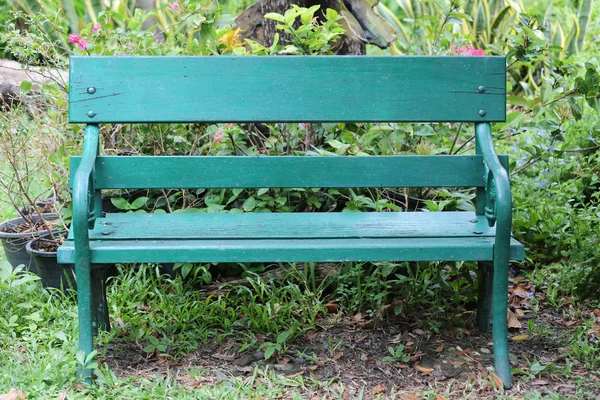 Grüner Stuhl oder Bank auf dem Boden im öffentlichen Park und niemand. — Stockfoto