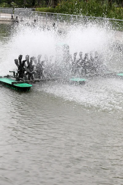 Wasserturbine arbeitet im Teich und lässt Wasser spritzen. — Stockfoto