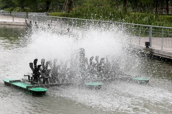 Turbina de agua que trabaja en el estanque y tiene salpicaduras de agua . —  Fotos de Stock