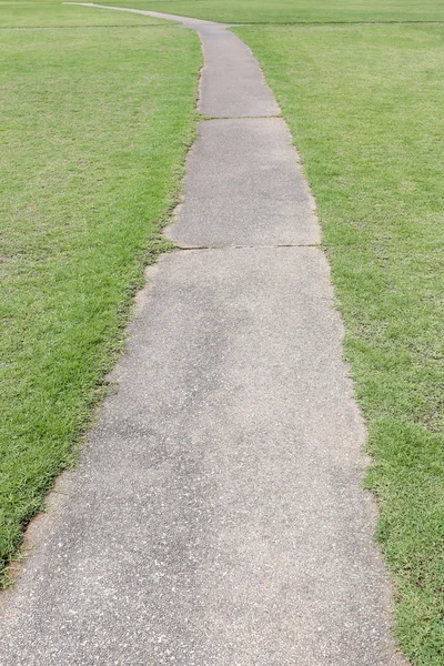 Eine Passage im Hinterhof mit grünem Gras. — Stockfoto