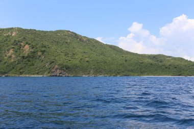 Güzel havalarda Adası ve mavi gökyüzü.