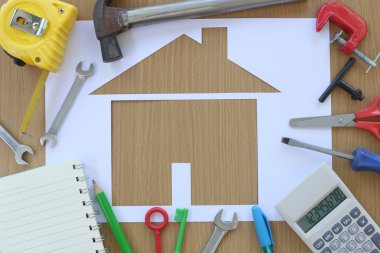 Kağıt arka plan kahverengi ahşap ve zanaatkar t ev şeklinde