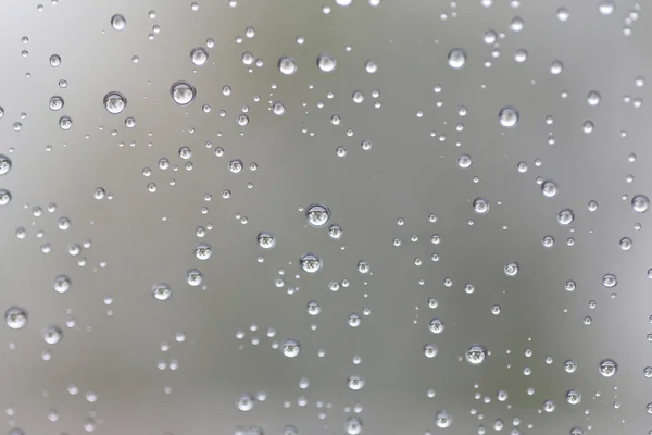 Druppel water voor de achtergrond op glas autoruit te abstraheren — Stockfoto