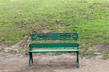 Yeşil sandalye veya kamu parki ve kimse bankta.