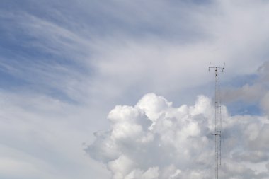 Telefon iletişimde parlak gökyüzü gündüz için anten.
