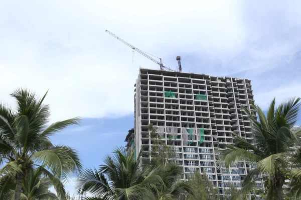 Crane werken op een gebouw in aanbouw in de dagtijd. — Stockfoto