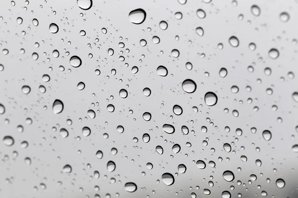 Wassertropfen für den Hintergrund auf Glas Autoscheibe zu abstrahieren — Stockfoto