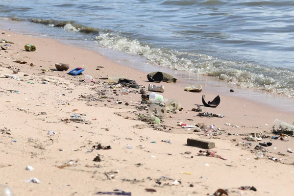 The beach have a garbage and effluents. — Stock Photo, Image