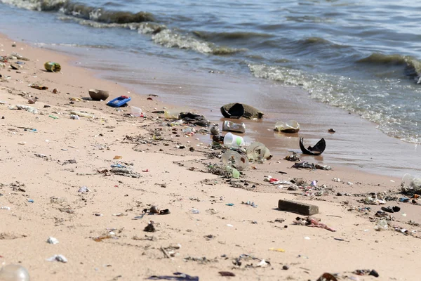 The beach have a garbage and effluents. — Stock Photo, Image