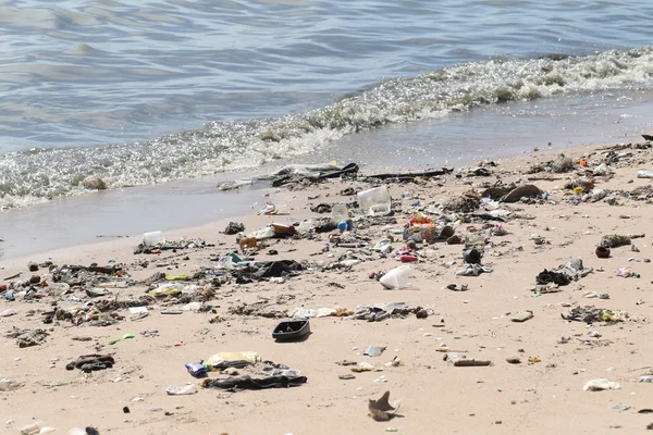 The beach have a garbage and effluents. — Stock Photo, Image