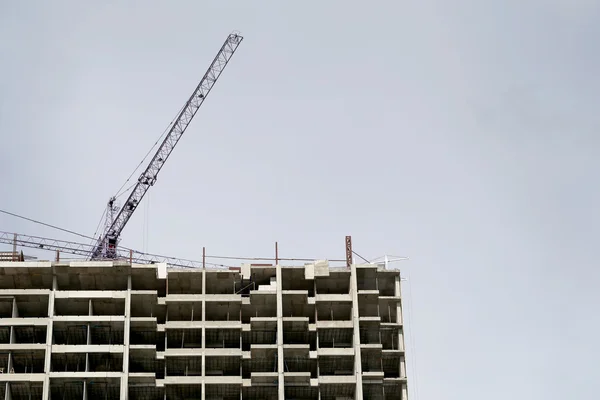 Crane werken op een gebouw in aanbouw. — Stockfoto