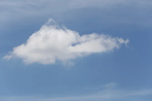 Хмара на блакитному небі вдень яскравої погоди . — стокове фото