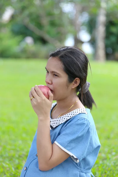 Asiático mulheres grávidas usando mão pegar maçã até comer . — Fotografia de Stock