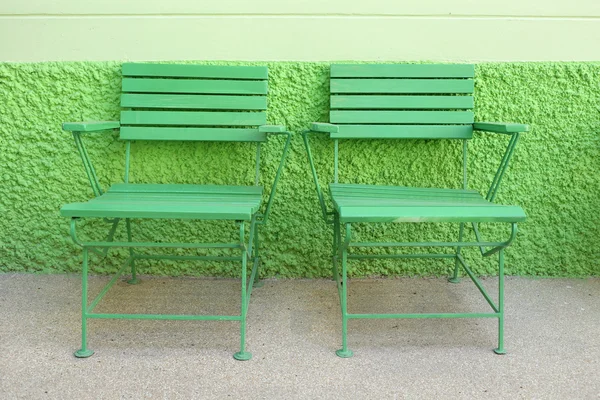 Groene houten bankje in het openbare park zijn niemand. — Stockfoto