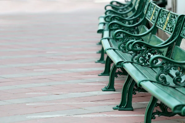 Panchine verdi nel parco pubblico mobili attrezzature di decorare — Foto Stock