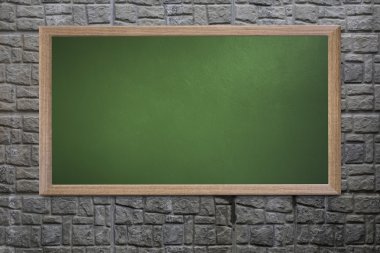 Eski okul blackboard bir grunge duvara boş ve metin girebilirsiniz 