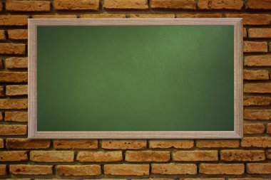 Eski okul blackboard bir grunge duvara boş ve metin girebilirsiniz 