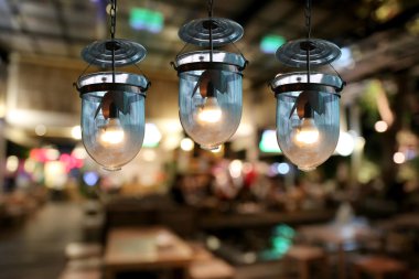 Kafede sıcak aydınlatma modern tavan lambaları.