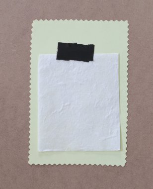Kağıt Not kahverengi ahşap tasarım arka plan için boş alanı olan.