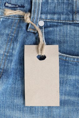 Denim ya da kot üzerinde kahverengi kağıt etiket kenevir ip ile bağlı.