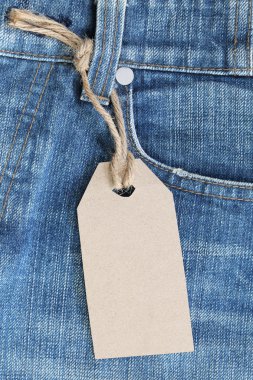 Denim ya da kot üzerinde kahverengi kağıt etiket kenevir ip ile bağlı.