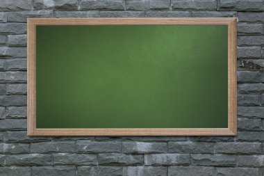 Eski okul blackboard bir grunge duvara boş ve metin girebilirsiniz 