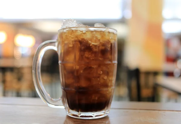 Un vaso de cola sobre una mesa en un restaurante . —  Fotos de Stock