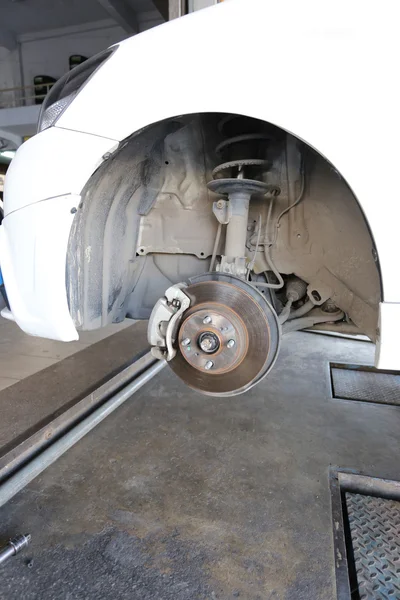 Cubo de rueda de un coche en reparación de los daños . — Foto de Stock