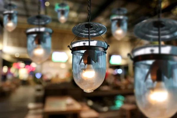 Éclairage chaud lampes de plafond modernes dans le café . — Photo