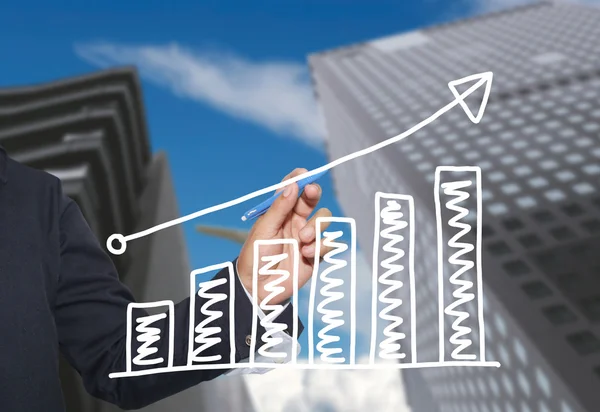 Mão de homem de negócios desenhar gráficos um ponto superior crescente gráfico t — Fotografia de Stock