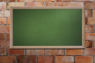 Eski okul blackboard bir grunge duvara boş ve metin girebilirsiniz 