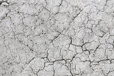 Eski asfalt yol yüzeyi ile doku kırık.