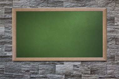 Eski okul blackboard bir grunge duvara boş ve metin girebilirsiniz 