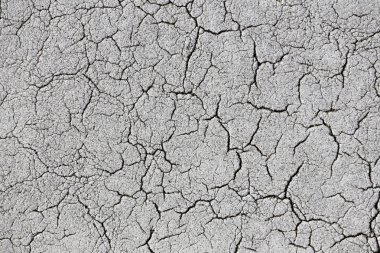 Eski asfalt yol yüzeyi ile doku kırık.