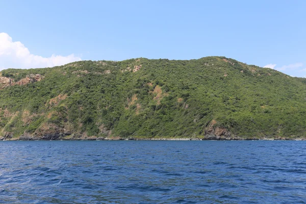 Isla y cielo azul con buen tiempo . — Foto de Stock