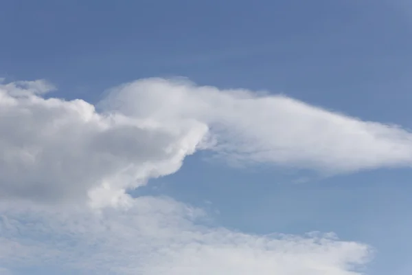 Σύννεφο στον γαλάζιο ουρανό στη διάρκεια της ημέρας για φωτεινό καιρικές συνθήκες. — Φωτογραφία Αρχείου
