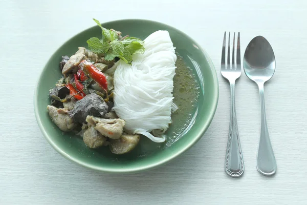 Tagliatelle di pollo al curry (KHANOM CHIN) con verdure . — Foto Stock